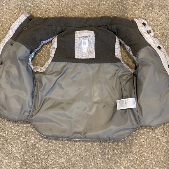 GAP Toddler Puffer Vest - Picture 2 of 3